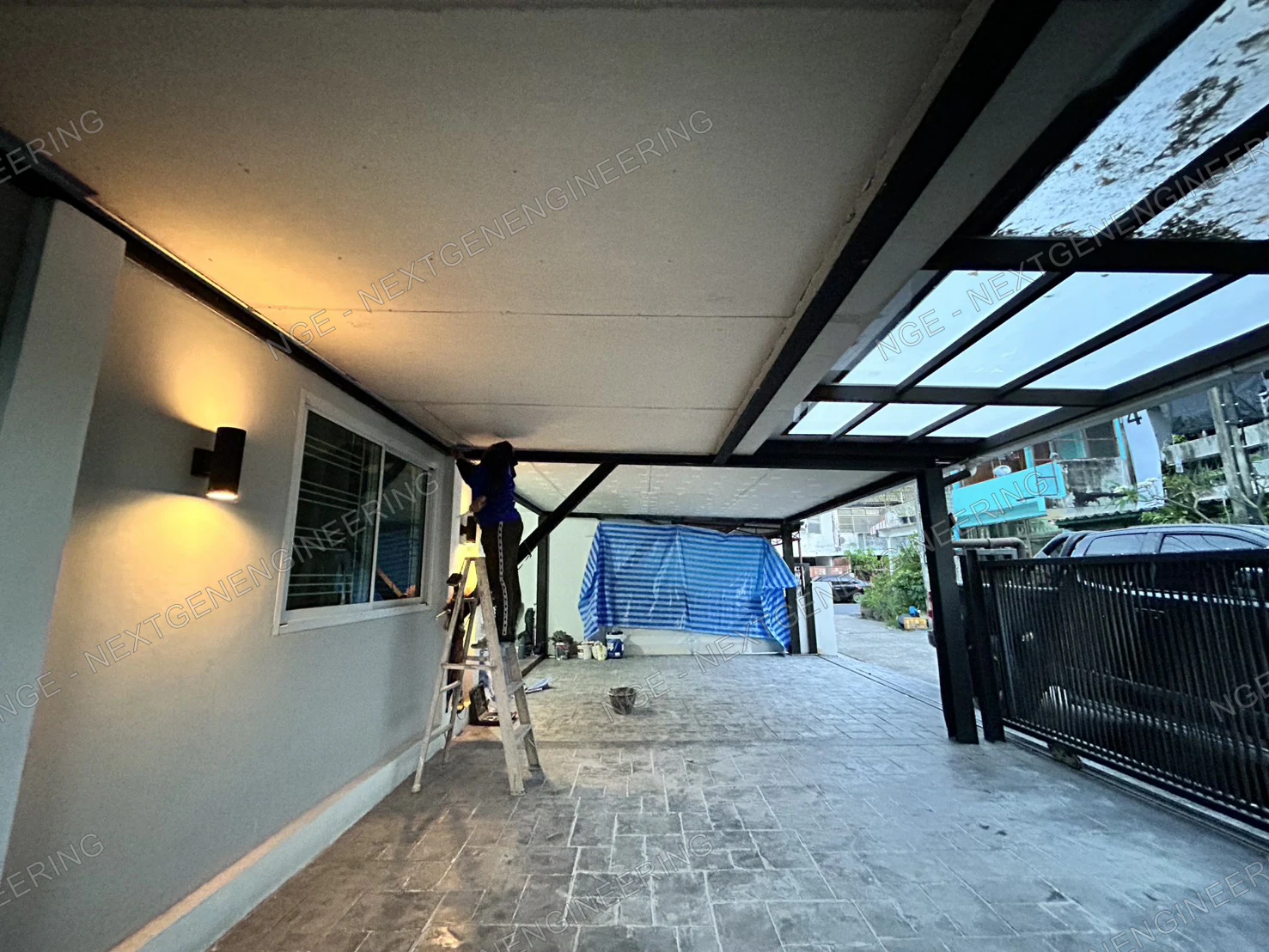 โครงเหล็กและแผ่นหลังคาโปร่งแสงโรงรถ บ้านคุณปุ้ม